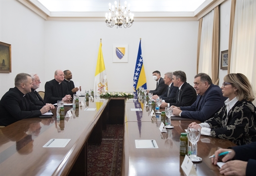 Предсједавајући Предсједништва Босне и Херцеговине Жељко Комшић и чланови Предсједништва Босне и Херцеговине Шефик Џаферовић и Милорад Додик примили су секретара за односе с државама Свете Столице монсињора Пoла Ричарда Галагера