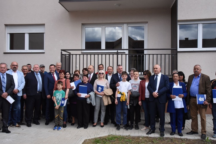 Премијер Вишковић у Вишеграду уручио кључеве 40 новоизграђених станова корисницима алтернативних видова смјештаја са подручја ове општине