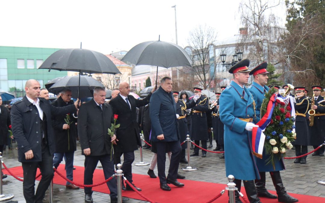 Поводом обиљежавања Дана Републике Српске положени вијенци на Споменик српским браниоцима Брчког