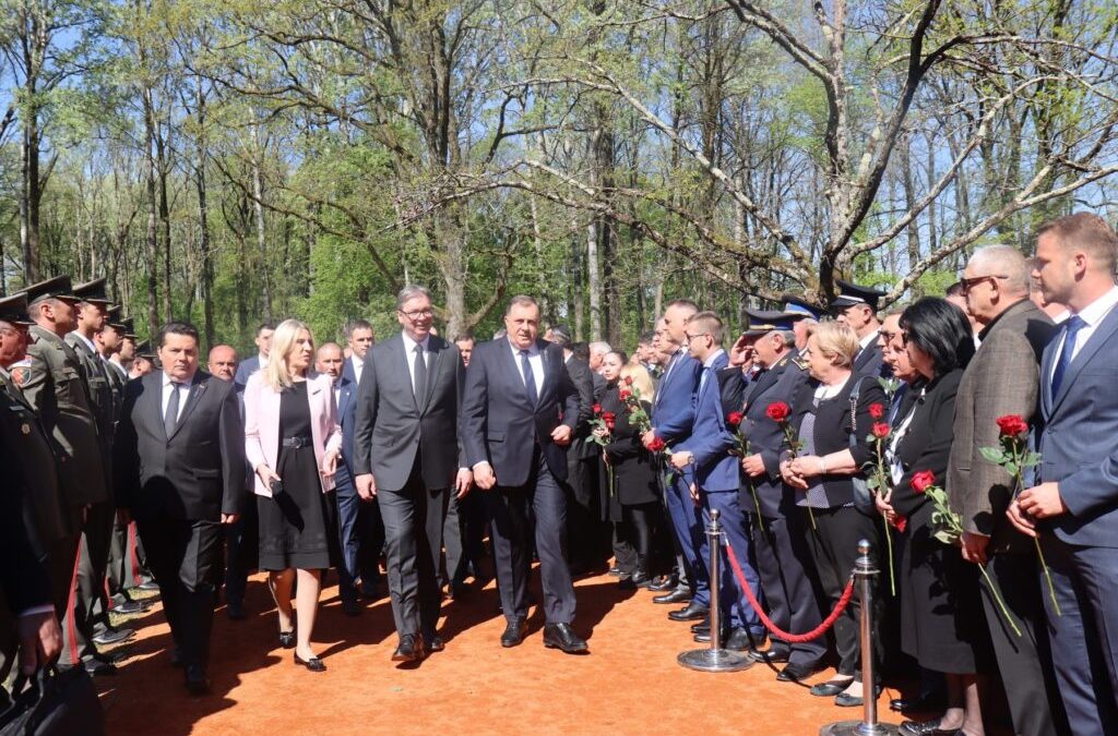 Положени вијенци на гробном пољу „Тополе“ у Спомен-подручју „Доња Градина“