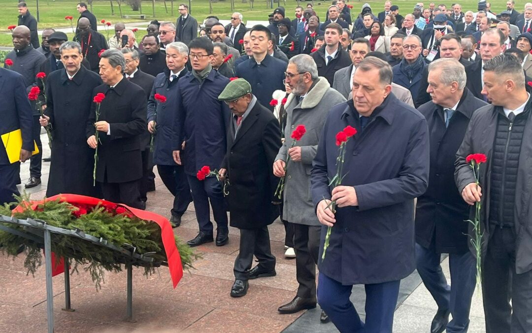 Предсједник Српске положио вијенце у спомен на жртве опсаде Лењинграда