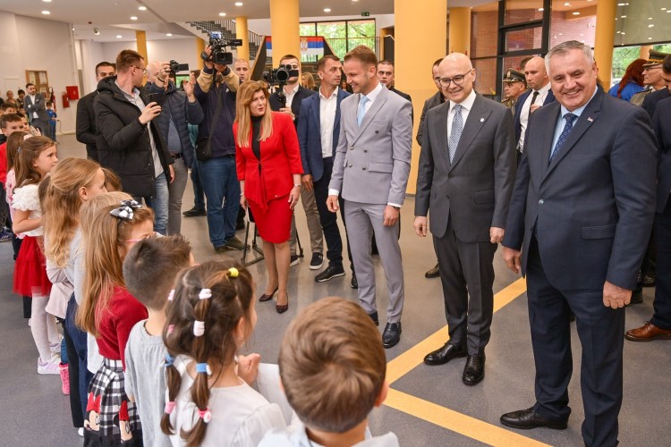 Премијер Вишковић након посјете новој школи у Бањалуци: Србија скоро свим мјестима у Српској обезбиједила неку донацију