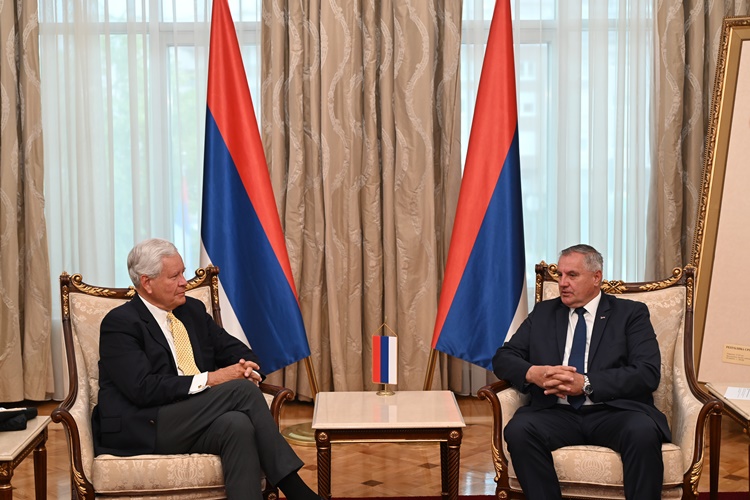Премијер Вишковић разговарао са извршним директором консултантске куће „Савјет за националну политику“ Робертом Мекјуеном